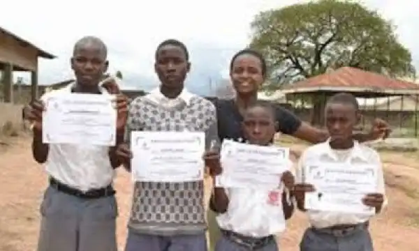 Female Corper In Kogi Pays School Fees For 30 Students